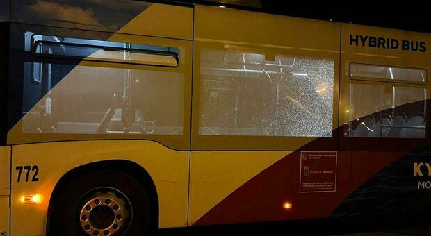 Taranto, bus non si ferma per strada: pugno al volto di un autista