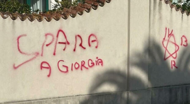 «Spara a Giorgia», la minaccia sul muro di Marina di Pietrasanta firmata dalle Brigate Rosse: aperta un'indagine
