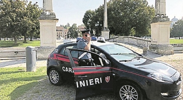 Minorenne con un coltello nascosto nella scarpa si aggira per Prato della Valle: denunciato