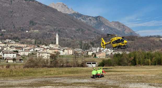 Escursionista scivola sul sentiero e ruzzola giù per diversi metri, si ferma contro un albero poco prima di un dirupo: ferito