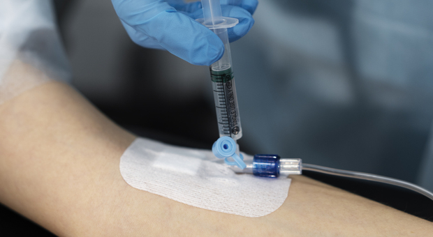 Va a donare il sangue, sbatte la testa per un malore e perde l'occhio: risarcimento da 215mila dopo 18 anni