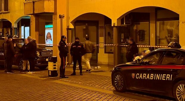 Accoltellamento in piazza Italia. Lite tra due gruppi per una sigaretta negata, poi spunta un coltello: ferita una coppia di fidanzati 25enni e un giovane della banda rivale