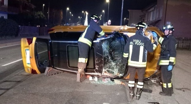 Abbatte un palo della luce e si cappotta con l'auto, conducente estratto dalle lamiere