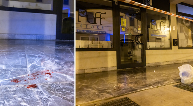 Lite tra bande per una sigaretta finisce a coltellate: feriti una coppia di 25enni e l'aggressore. La testimone: «La ragazza era a terra sotto choc»