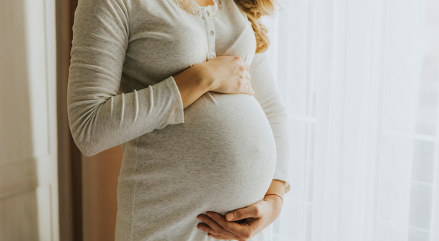 Dipendente resta incinta e viene licenziata: il giudice la fa riassumere
