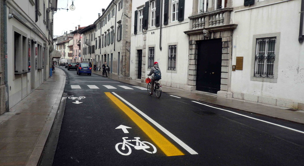Parcheggi, guerra ai 'furbetti' della sosta: panettoni di cemento e dissuasori nelle strade