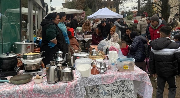 Mercatino abusivo a villa Paola, arrivano 600 persone all’evento promosso sui social: scoppia il caos per la viabilità in tilt