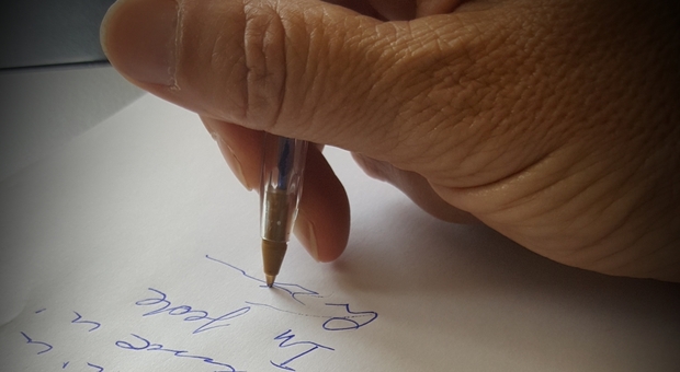 Testamento falso, un'altra accusa al notaio Francesca Vomiero: la firma dell’83enne Marcello Ceccato morto pochi giorni dopo sarebbe apocrifa