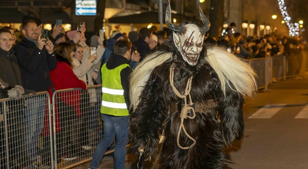 Krampus, oltre 10mila persone alla sfilata in centro: «Partecipazione straordinaria»