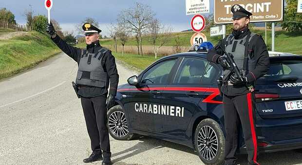 Ladro entra nel negozio, distrae il personale poi porta via la bici da 17mila euro: denunciato