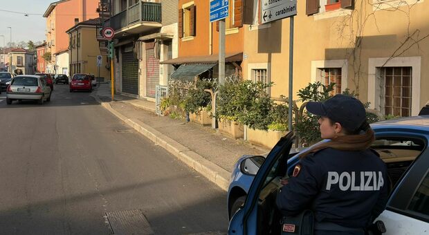 Si intrufola nella lavanderia in piena notte per rubare le bustine di ammorbidente, poi si scaglia contro i poliziotti: 50enne marocchino arrestato
