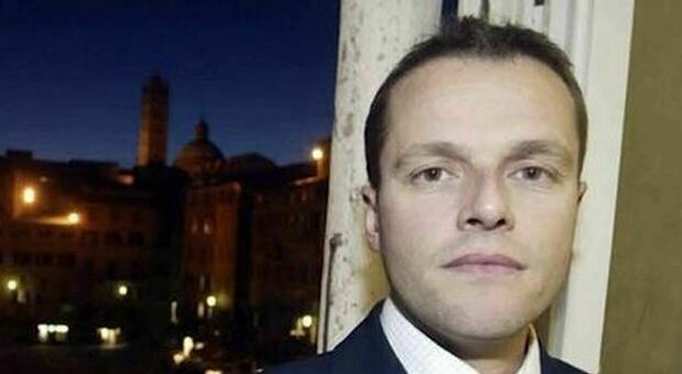 David Rossi, una perizia cambia tutto: «Ora si può parlare di omicidio». Le lesioni al polso, l'orologio, la caduta: cosa è emerso