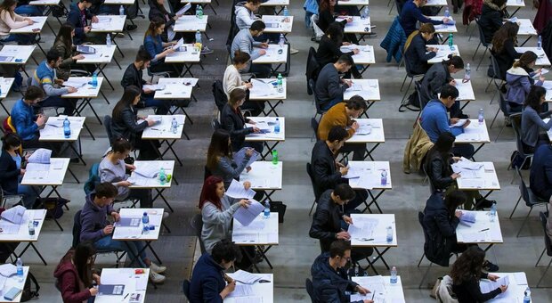 Concorso funzionari nei Ministeri, oltre 320 posti a tempo pieno e indeterminato: bando, requisiti e domande