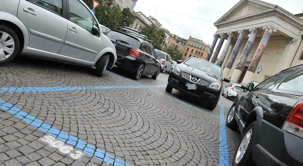 Rincari in città, sosta gratis a pranzo: i park tornano liberi dalle 13 alle 14,30 ma si paga la domenica