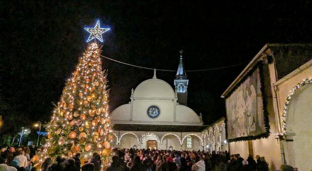 Guasto al sistema sonoro, musica in piazza per tutta la notte. Polemica social: «Qui si scambia la notte per il giorno»
