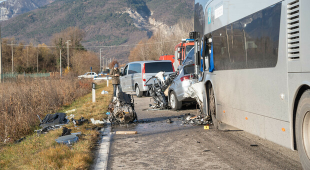 «Un boato, non sapevamo cosa fare: è stato uno choc»: il racconto degli studenti che viaggiavano sul bus al momento dell'incidente frontale con l'auto