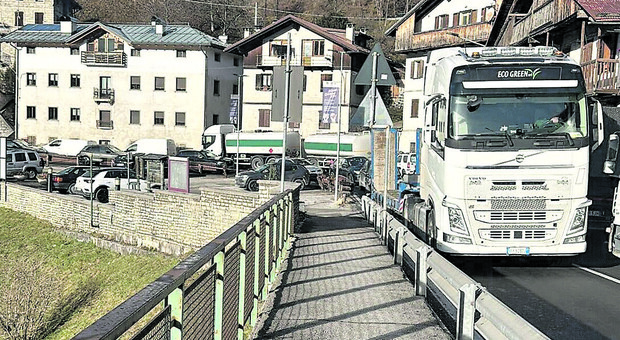 Alemagna, Tir incastrati e traffico nel caos: mattina da incubo a Valle di Cadore Alemagna, Tir incastrati e traffico nel caos: mattina da incubo a Valle di Cadore
