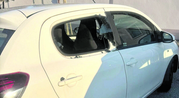 Ladra nei cimiteri, la donna rom agiva a bordo di una Fiat Punto: cercava merce da rubare nelle auto parcheggiate