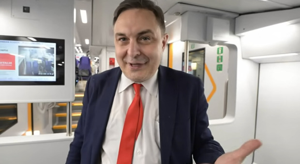 Andrea Diprè si finge capotreno sul Regionale e si filma mentre controlla i biglietti dei passeggeri: «Finalmente un controllore serio, stop maranza» (FOTO DAL VIDEO YOUTUBE ANDREA DIPRE) Andrea Diprè si finge capotreno sul Regionale e si filma mentre controlla i biglietti dei passeggeri: «Finalmente un controllore serio, stop maranza» (FOTO DAL VIDEO YOUTUBE ANDREA DIPRE)