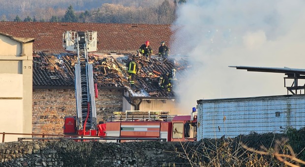 Incendio in un deposito di feretri, cinque squadre di vigili del fuoco al lavoro per domare le fiamme