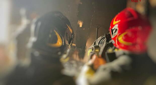 Incendio in un condominio, in fiamme un appartamento al secondo piano: tre persone all'ospedale