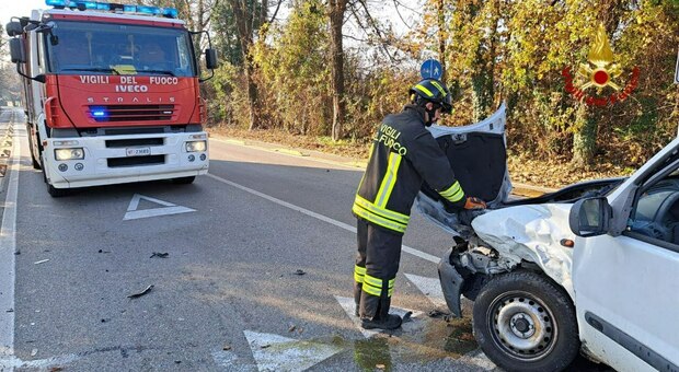 Incidente fra due auto all'incrocio: due feriti