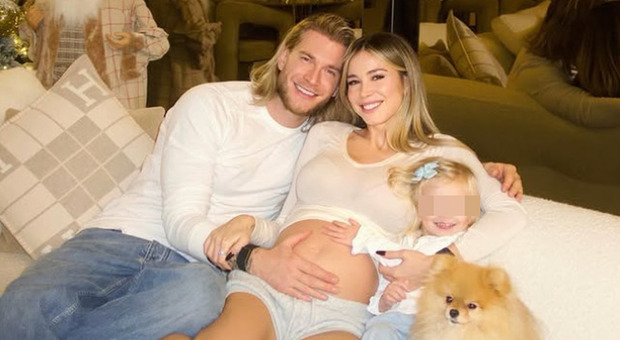 Diletta Leotta è incinta, l'annuncio su Instagram e la foto con Loris Karius: « Questo Natale non potevamo desiderare regalo più bello»