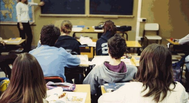 Gesti osceni e riferimenti sessuali in classe davanti agli alunni di prima media: bufera sul professore, i genitori vogliono la rimozione