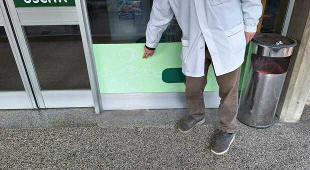 Frutta stilizzata sull'adesivo della vetrina del supermercato, multa da 700 euro al titolare: «Vende quei prodotti, è pubblicità»