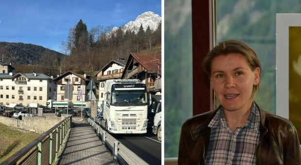 Alemagna, la sindaca Marianna Hofer dirige il traffico: «Le telecamere tolte per il cantiere della variante? Serve una soluzione»