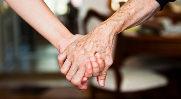 Lui 52 anni, lei solo 15: «Ma era consenziente». E la giudice lo assolve