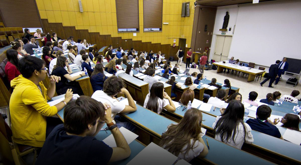 Medicina, tutti in graduatoria (anche chi non ha preso 18) ma con recupero dei crediti. Cosa succede dopo i test del semestre filtro?