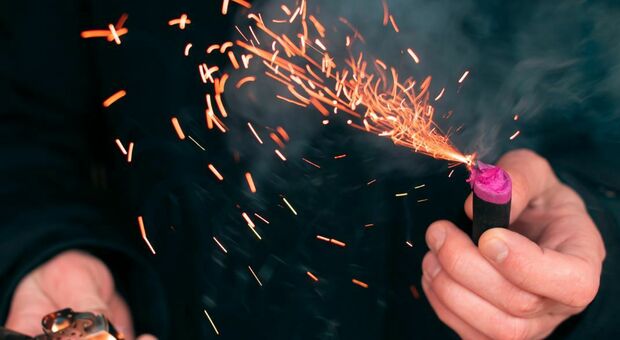 Esplode un petardo in cucina, ferito un 44enne alle prese con il botto per Capodanno: l'intervento delicato per salvargli la mano