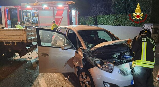 Auto piomba contro un furgone parcheggiato: due feriti. Passeggera incastrata tra le lamiere