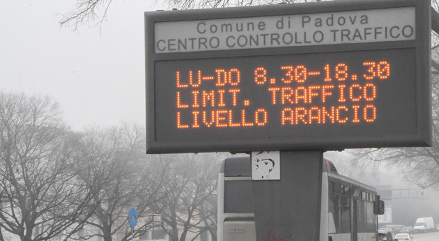 Smog, scatta l'allerta arancio dei blocchi del traffico: stop anche ai diesel Euro 5. Quali mezzi devono stare in garage
