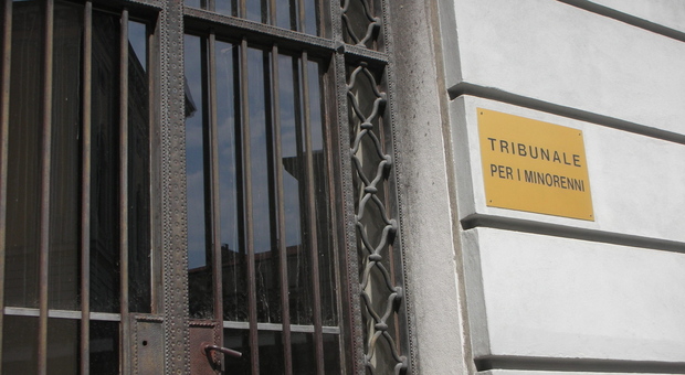 Pestaggio di Aviano, condannato a 2 anni il baby rapinatore: aveva preso a calci, pugni e bottigliate in testa un 15enne e un 18enne