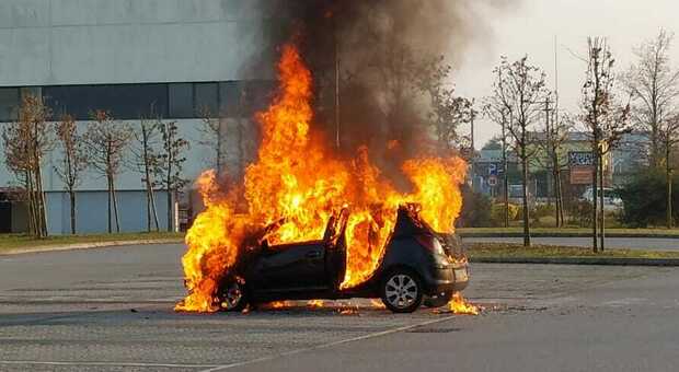 Va a fare la spesa al supermercato e la sua automobile va a fuoco: «L'avevo comprata un anno fa»