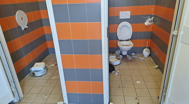 Si sente male in stazione ma il bagno è chiuso: «Vergogna, l'addetto alle pulizie non aveva le chiavi»