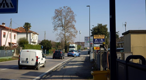 Simone Salvalaggio ucciso da un malore a 47 anni sul marciapiede vicino all'aeroporto. A dare l'allarme un automobilista di passaggio