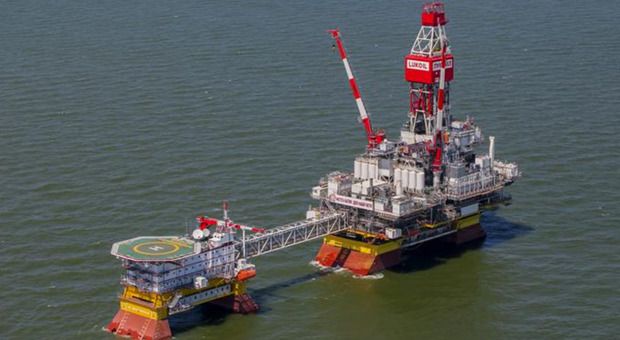 Russia, piattaforma petrolifera Filanovsky colpita da droni ucraini: bloccata produzione di oltre 20 pozzi