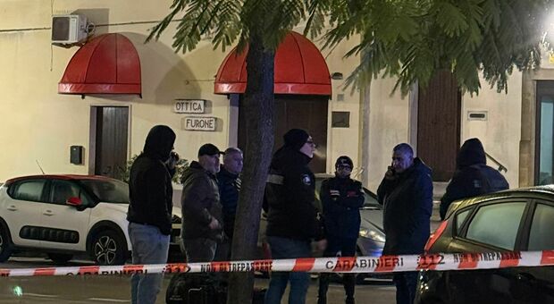 Esplosivo nel bancomat e chiodi per strada: la banda colpisce ancora. Fuga col bottino