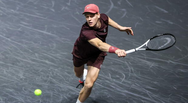 Jannik Sinner in campo a Dubai con l'ex numero uno al mondo Simona Halep
