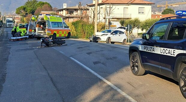 Incidente tra auto e moto: ferito il centauro 23enne