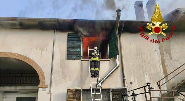 Incendio divora una casa: 80enne si rifugia nel bagno per scampare a fiamme e fumo. Salvato dai pompieri attraverso la finestra