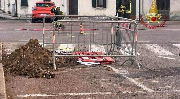 Fuga di gas, la tubatura in centro danneggiata da un escavatore: pompieri al lavoro