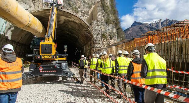 Galleria Pala Rossa, la paura dei residenti per le vibrazioni causate dall'esplosivo nel cantiere: stop alle volate notturne