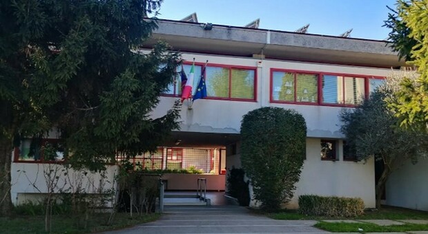 Riferimenti sessuali davanti agli alunni di prima media: il polverone sollevato da un film. Richiamo disciplinare al professore