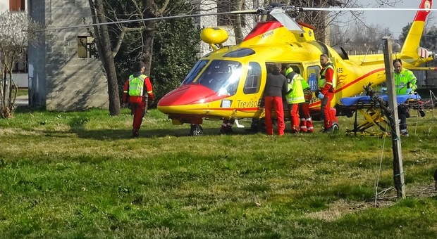 Ciclista travolto da un'auto: 55enne in fin di vita