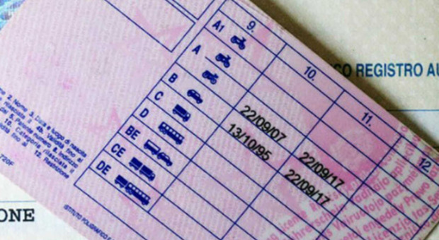 All'esame per la patente con microcamera nella camicia e auricolare: 44enne indiano scoperto e denunciato All'esame per la patente con microcamera nella camicia e auricolare: 44enne indiano scoperto e denunciato