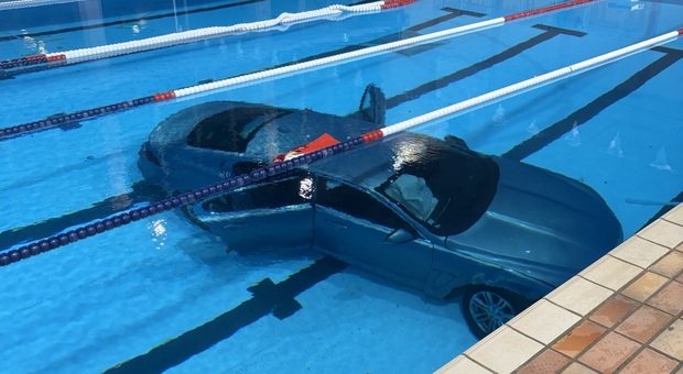 Mamma sbaglia manovra al volante e finisce con la figlia di 5 anni nella piscina comunale: salvate dai bagnini Mamma sbaglia manovra al volante e finisce con la figlia di 5 anni nella piscina comunale: salvate dai bagnini